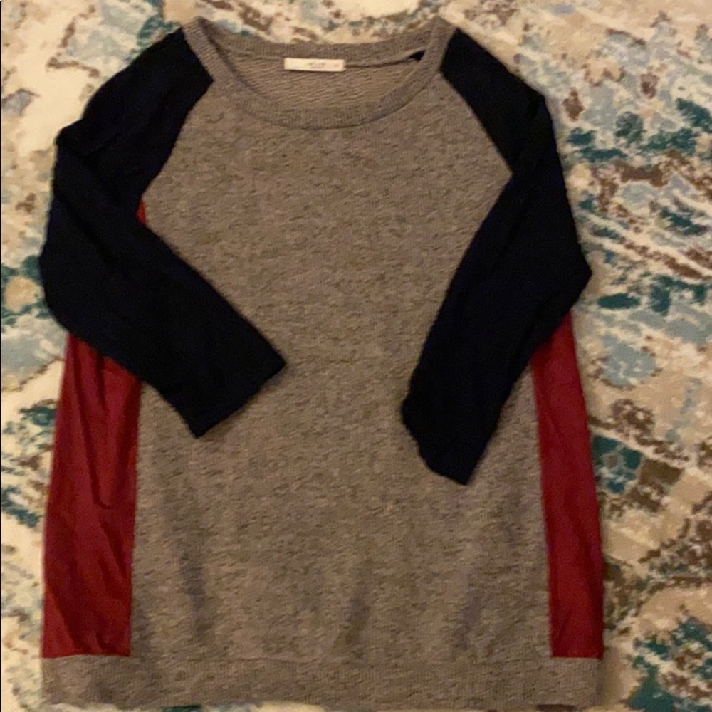 Le Lis Light weight pullover sweater.